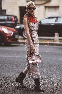 2 Ekim 2018: Paris, Fransa - Paris moda haftası - Caroline Daur - Pfwss19 sırasında bir defile önce poz moda etkileyen