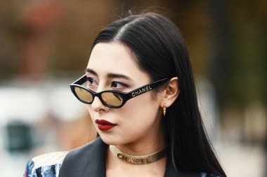 2 Ekim 2018: Paris, Fransa - genç model bir defile sonra Paris moda haftası - Pfwss19 poz