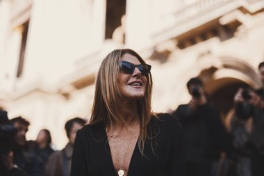 1 Ekim 2018: Paris, Fransa - sokakta, Paris moda haftası sırasında İtalyan gazeteci Anna Dello Russo. -Pfwss19