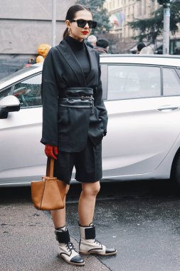 Milan, İtalya - 22 Şubat 2018: Moda şık giyim ve aksesuarları bir kızla sırasında görünümünü Milan Fashion Week.