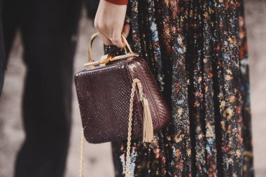 29 Eylül 2018: Paris, Fransa - Paris moda haftası sırasında sokak stil kıyafeti - Pfwss19