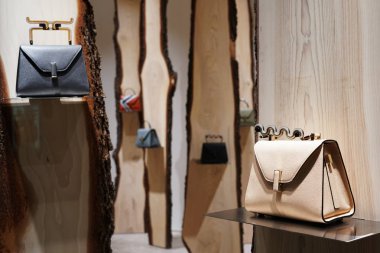 Milan, İtalya - 24 Şubat 2018: Deri çanta ve Çantalar moda mağaza Milano'da