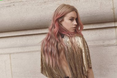 27 Eylül 2018: Paris, Fransa - Paris moda haftası sırasında şık bir kıyafet ile kız.