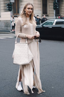 Milan, İtalya - 22 Şubat 2018: Moda modelleri, blogcular ve poz ve Milano Moda haftasında sokakta yürürken etkilendiği isimlerden.