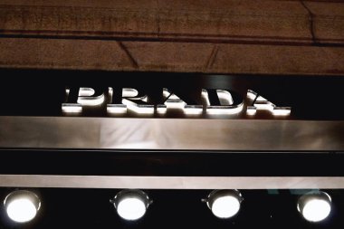 Milan, İtalya - 24 Şubat 2018: Prada logo ayrıntılı bir mağaza Milano'da