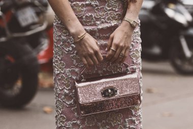 2 Ekim 2018: Paris, Fransa - kız bir defile sonra Paris moda haftası - Pfwss19 şık bir Miu Miu el çantası giyiyor