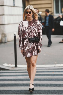 2 Ekim 2018: Paris, Fransa - Paris moda haftası sırasında sokak stil kıyafeti - Pfwss19