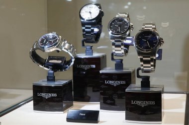 Milan, İtalya - 23 Şubat 2018: Longiness saatler lüks mağaza Milano'da