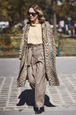 27 Eylül 2018: Paris, Fransa - Paris moda haftası sırasında şık bir kıyafet ile kız.