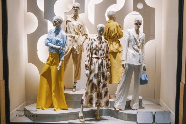 Milan, İtalya - 23 Şubat 2018:Massimo Dutti Giyim Mağazası Milano