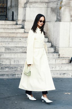 1 Ekim 2018: Paris, Fransa - etkileyen şık kıyafeti Paris moda haftası - Pfwss19 poz ile