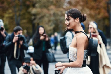 2 Ekim 2018: Paris, Fransa - etkileyen şık kıyafeti Paris moda haftası - Pfwss19 poz ile