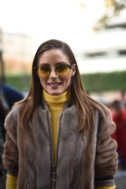 30 Eylül 2018: Paris, Fransa - Paris moda haftası sırasında sokak stil kıyafeti - Pfwss19