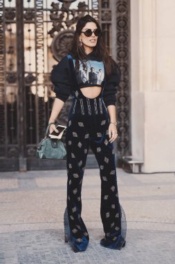 29 Eylül 2018: Paris, Fransa - Paris Fashion Week, street style kavramı - Pfwss19 sırasında şık kıyafet