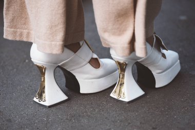 1 Ekim 2018: Paris, Fransa - şık ayakkabı ve Paris moda haftası sırasında sokak stil kıyafeti - Pfwss19