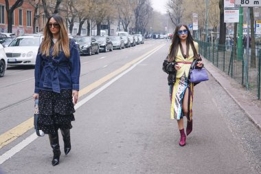 Milan, İtalya - 21 Şubat 2018: Modelleri, blogcular ve Milano Moda Haftası sırasında moda ve şık görünümlü etkilendiği isimlerden.
