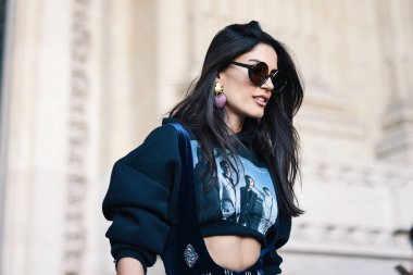 29 Eylül 2018: Paris, Fransa - Paris moda haftası sırasında sokak stil görünümü - Pfwss19