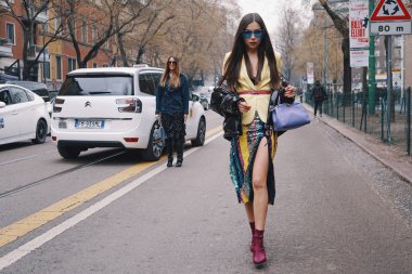 Milan, İtalya - 22 Şubat 2018: Moda şık giyim ve aksesuarları bir kızla sırasında görünümünü Milan Fashion Week.