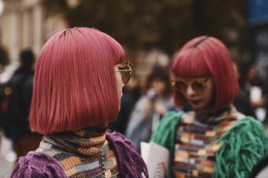 2 Ekim 2018: Paris, Fransa - ikizler Ayax Amiaya ve Ami Amiaya dışında bir defile sırasında Paris moda haftası - Pfwss19