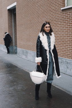 Milan, İtalya - 22 Şubat 2018: Moda modelleri, blogcular ve poz ve Milano Moda haftasında sokakta yürürken etkilendiği isimlerden.