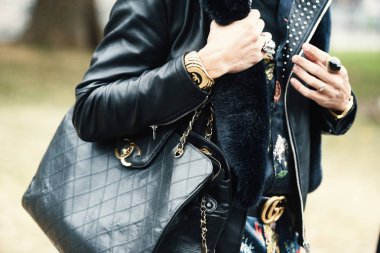 2 Ekim 2018: Paris, Fransa - etkileyen şık kıyafeti Paris moda haftası - Pfwss19 poz ile
