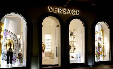 Milan, İtalya - 24 Şubat 2018: Versace lüks mağaza Milano'da.