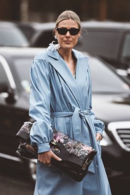 2 Ekim 2018: Paris, Fransa - Paris moda haftası sırasında sokak stil görünümü - Pfwss19
