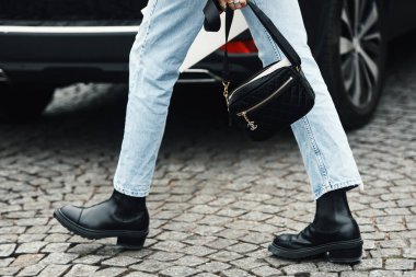 2 Ekim 2018: Paris, Fransa - etkileyen şık kıyafeti Paris moda haftası - Pfwss19 poz ile