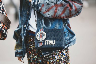 2 Ekim 2018: Paris, Fransa - Paris moda haftası sırasında sokak stil kıyafeti - Pfwss19