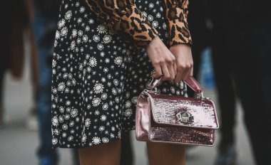 2 Ekim 2018: Paris, Fransa - Paris moda haftası sırasında sokak stil kıyafeti - Pfwss19