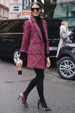 Milan, İtalya - 21 Şubat 2018: Moda şık giyim ve aksesuarları bir kızla sırasında görünümünü Milan Fashion Week.