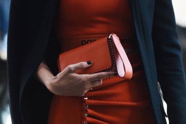 27 Eylül 2018: Paris, Fransa - moda el çantası ve Paris moda haftası sırasında şık kıyafeti ile kız - Pfwss19