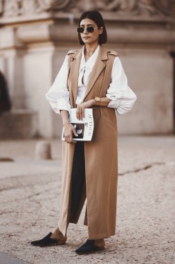 29 Eylül 2018: Paris, Fransa - Paris Fashion Week, street style kavramı - Pfwss19 sırasında şık kıyafet