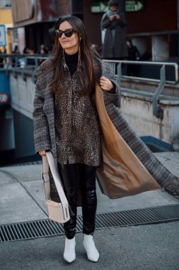 Milan, İtalya - 21 Şubat 2018: Milan moda hafta Aw 2018 sırasında Fotoğrafçılara poz kız moda.