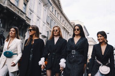 Milan, İtalya - 24 Şubat 2018: Göstermek moda modelleri, blogcular ve poz ve Ermanno Scervino sonra sokakta yürüme etkilendiği isimlerden Milan Fashion Show sırasında.