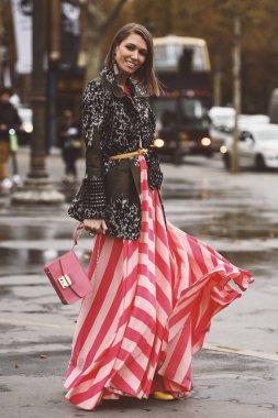 2 Ekim 2018: Paris, Fransa - Paris moda haftası sırasında sokak stil kıyafeti - Pfwss19