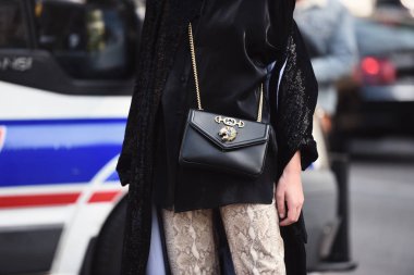 28 Eylül 2018: Paris, Fransa - Paris moda haftası sırasında sokak stil kıyafeti - Pfwss19