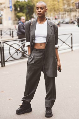 2 Ekim 2018: Paris, Fransa - Paris moda haftası sırasında sokak stil görünümü - Pfwss19