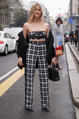 Milan, İtalya - 22 Şubat 2018: Max Mara gösterdikten sonra Milano Moda haftasında şık kıyafet poz ile kız.