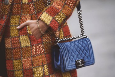 2 Ekim 2018: Paris, Fransa - kız bir defile sonra Paris moda haftası - Pfwss19 sırasında bir şık Chanel el çantası giyiyor