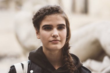 1 Ekim 2018: Paris, Fransa - genç model bir defile sonra Paris moda haftası - Pfwss19 poz