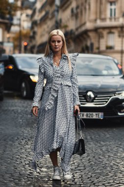 30 Eylül 2018: Paris, Fransa - Paris moda haftası sırasında sokak stil görünümü - Pfwss19