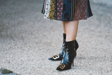 29 Eylül 2018: Paris, Fransa - şık ayakkabı ve Paris moda haftası sırasında sokak stil kıyafeti - Pfwss19