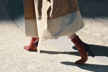 27 Eylül 2018: Paris, Fransa - moda ayakkabı ve Paris moda haftası sırasında şık kıyafeti ile kız - Pfwss19