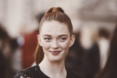 29 Eylül 2018: Paris, Fransa - genç model bir defile sonra Paris moda haftası - Pfwss19 poz