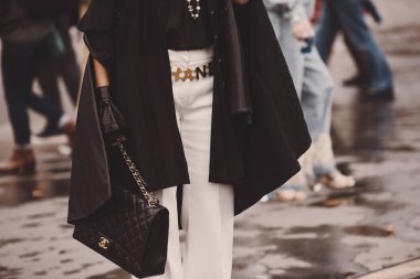 2 Ekim 2018: Paris, Fransa - Paris moda haftası - Pfwss19 sırasında bir defile dışında bir Chanel çanta giyen moda kız