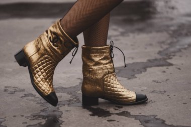 2 Ekim 2018: Paris, Fransa - Paris moda haftası sırasında bir sokak stil kıyafeti üzerinde lüks ayakkabı - Pfwss19