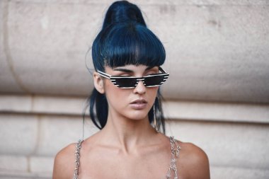 27 Eylül 2018: Paris, Fransa - Paris moda haftası sırasında şık bir kıyafet ile kız.