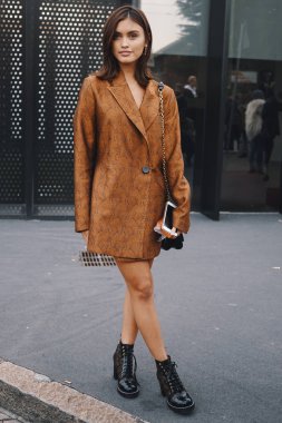 Milan, İtalya - 21 Şubat 2018: Moda şık giyim ve aksesuarları bir kızla sırasında görünümünü Milan Fashion Week.