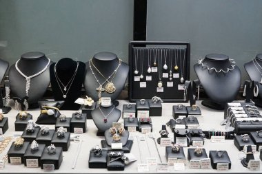 Milan, İtalya - 24 Şubat 2018: Vittorio Emanuele II Galerisi deposunda Mücevherat ve mucevherler.